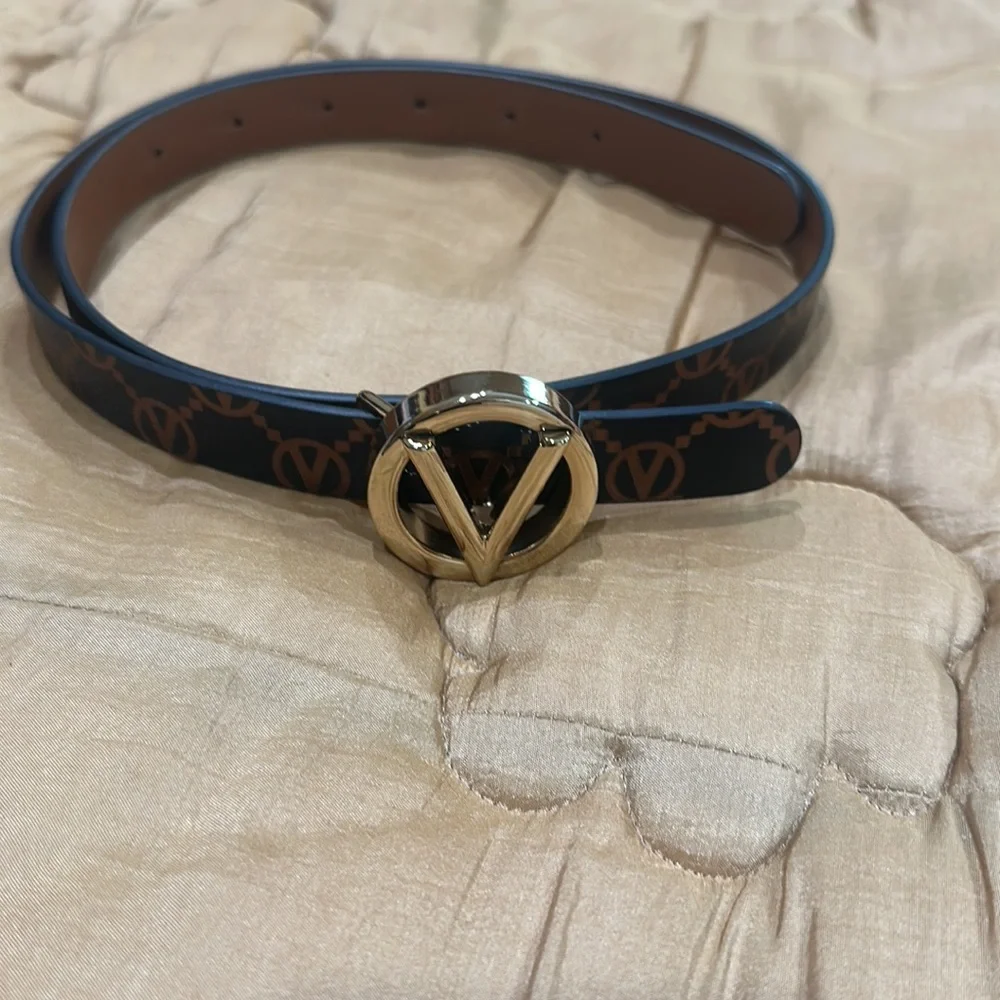 Valentino by Mario Valentino gold logo leather belt in excellent condition. - Picture 3 of 6